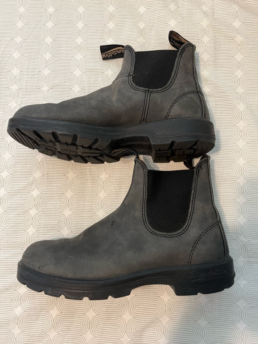 Blundstone women’s size 7 Chelsea boot. Charcoal gray